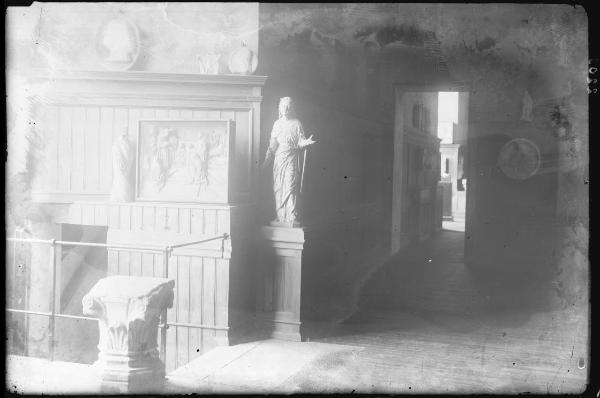 Milano - Castello Sforzesco - Museo Archeologico - allestimento 1900 - Sala delle Colombine - sculture