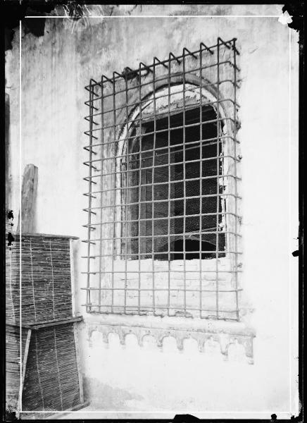 Lombardia - Malpaga - Castello - finestra con inferriata