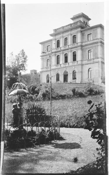 Piemonte - Arona - Villa Cantoni - esterno - giardino - fontana - statue