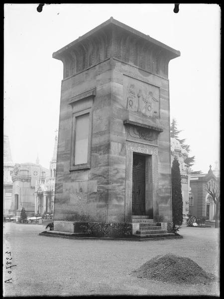 Milano - Cimitero Monumentale - Tomba Famiglia Pelanda y Ponce de Leon - edicola