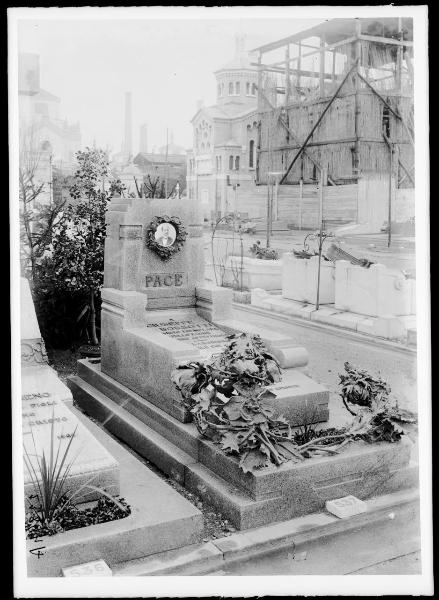 Milano - Cimitero Monumentale - Tomba Borsotti - chiesa - impalcature