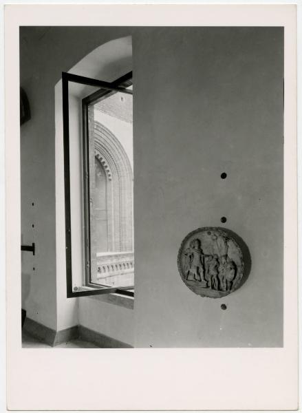 Scultura - Tondo con scena di "adlocutio" (inv. 1416bis scultura lapidea), attr. a Benedetto Briosco - Milano - Castello Sforzesco - Musei Civici - Museo d'Arte Antica - Allestimento BBPR (1956) - Sala 9, Ponticella di Ludovico il Moro