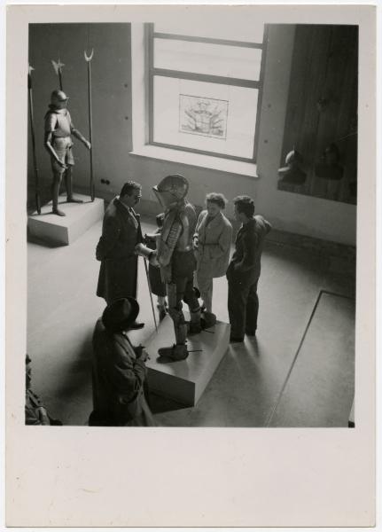 Milano - Castello Sforzesco - Musei Civici - Museo d'Arte Antica - Sala 14 (detta Sala Verde o dei Portali) - Allestimento BBPR (1956) - Visitatori attorno ad un'armatura