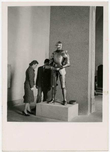 Milano - Castello Sforzesco - Musei Civici - Museo d'Arte Antica - Sala 14 (detta Sala Verde o dei Portali) - Allestimento BBPR (1956) - Visitatori attorno ad un'armatura