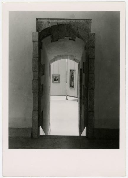 Milano - Castello Sforzesco - Musei Civici - Pinacoteca - Passaggio dalla sala 26 alla sala 27 (oggi sale 20 e 21) - Allestimento BBPR (1956)