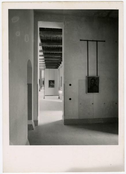 Milano - Castello Sforzesco - Musei Civici - Pinacoteca - Passaggio alla sala 28 (oggi sala 22) - Allestimento BBPR (1956)