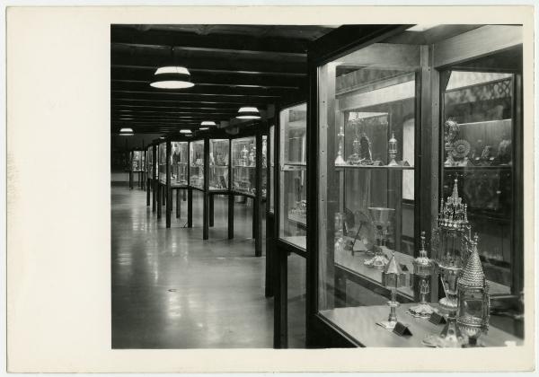 Milano - Castello Sforzesco - Musei Civici - Rocchetta - Museo d'arti applicate, arti suntuarie, oreficerie - Sala 32 - Allestimento BBPR (1963)