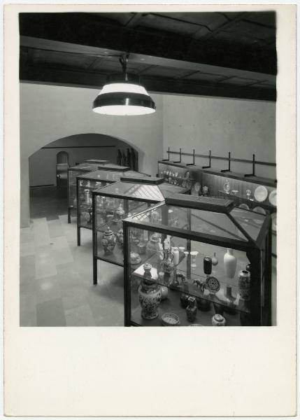 Milano - Castello Sforzesco - Musei Civici - Rocchetta - Museo d'arti applicate, porcellane e maioliche - Sala 29, 30 - Allestimento BBPR (1963)