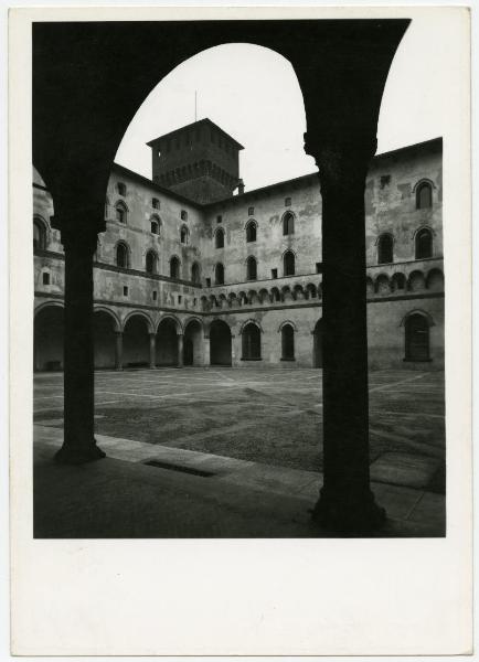 Milano - Castello Sforzesco - Rocchetta - Veduta del cortile - Restauro BBPR (1963)