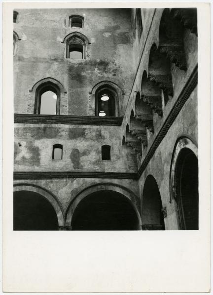 Milano - Castello Sforzesco - Rocchetta - Veduta del cortile - Restauro BBPR (1963)