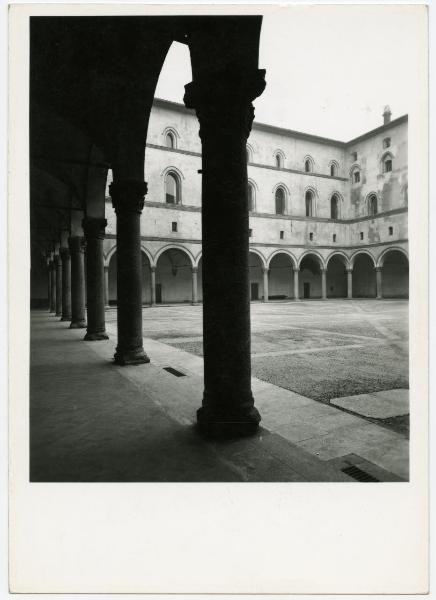 Milano - Castello Sforzesco - Rocchetta - Veduta del cortile - Restauro BBPR (1963)