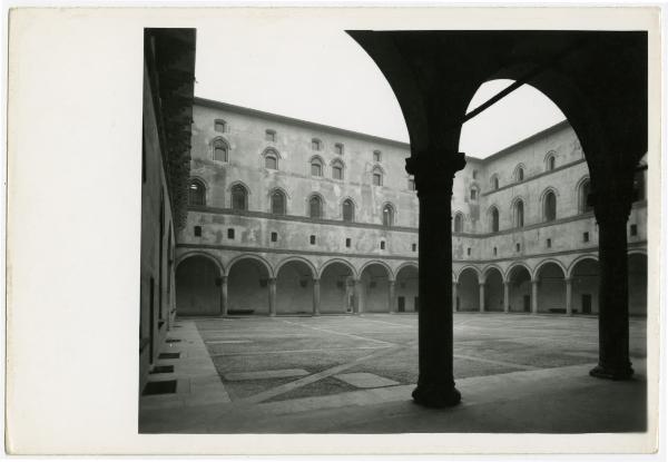 Milano - Castello Sforzesco - Rocchetta - Veduta del cortile - Restauro BBPR (1963)