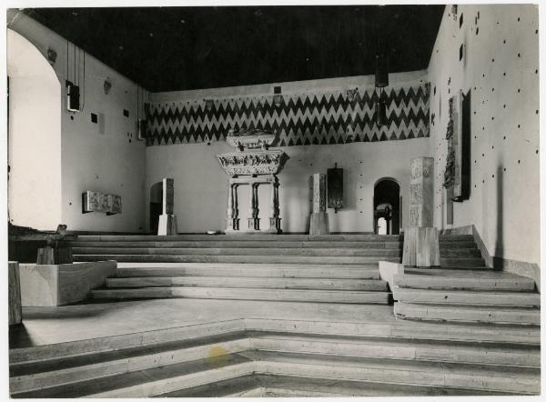 Milano - Castello Sforzesco - Musei Civici - Museo d'Arte Antica - Sala 15 (Sala degli Scarlioni) - Allestimento BBPR (1956) - Ambrogio Montevecchia - Monumento funebre del vescovo Battista Bagarotti (1519)