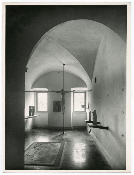 Milano - Castello Sforzesco - Musei Civici - Museo d'Arte Antica - Allestimento BBPR (1956) - Sala 5 - Cristo in legno del XIII sec.