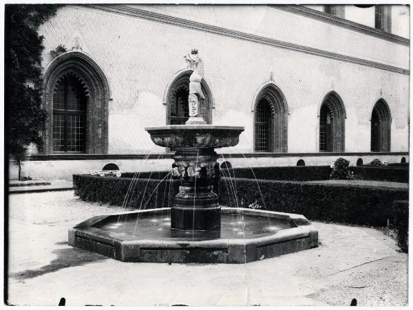 Milano - Castello Sforzesco - Corte Ducale - particolare di un lato del cortile e della fontana sforzesca