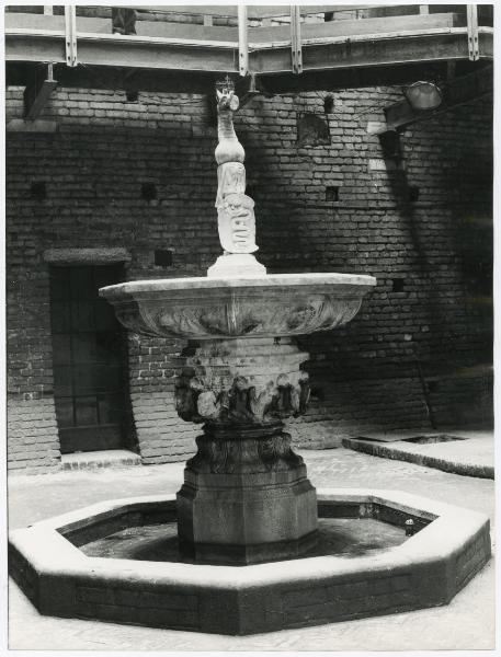 Milano - Castello Sforzesco - Musei Civici - Museo d'Arte Antica - Cortiletto della Fontana Sforzesca - Allestimento BBPR (1956)