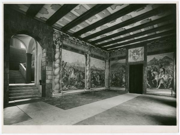 Milano - Palazzo Pallavicino-Taverna-Lambertenghi-Isimbardi - Atrio di ingresso o "Sala degli affreschi" - Affeschi strappati di scuola del Morazzone, prima metà del XVII sec. - Allestimento del 1941