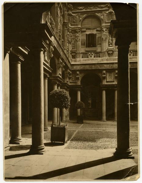 Milano - Palazzo Marino - veduta del cortile principale