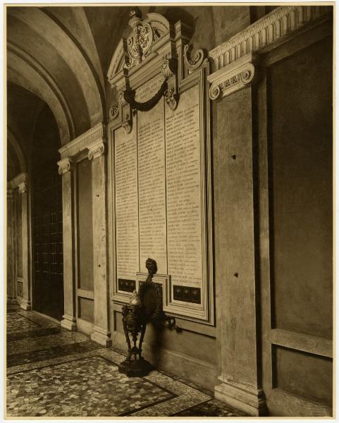 Milano - Palazzo Marino - loggiato del primo piano - lapide commemorativa dei caduti della Prima Guerra Mondiale