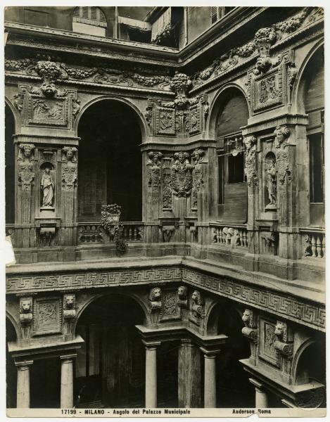 Milano - Palazzo Marino - Un angolo del cortile principale, loggiato del primo piano