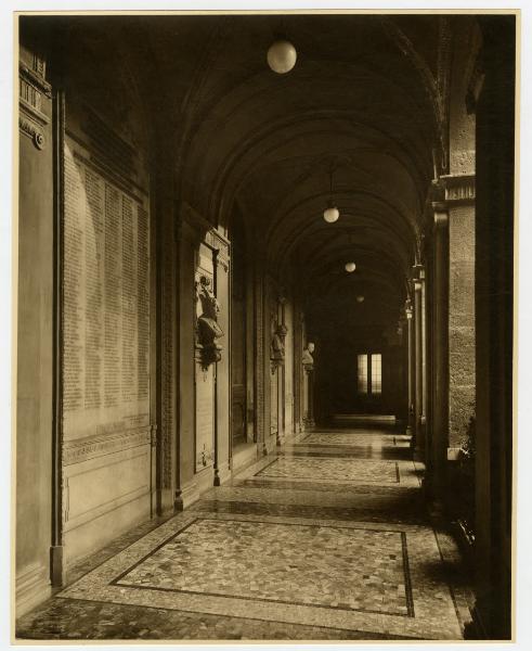 Milano - Palazzo Marino - loggiato del primo piano - lapide commemorativa dei caduti delle guerre risorgimentali - busti di ex sindaci di Milano