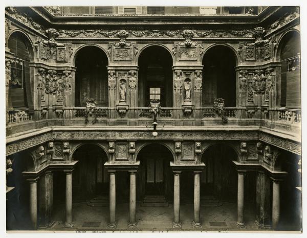 Milano - Piazza della Scala - Palazzo Marino - Cortile interno porticato con loggia - Decorazione scultorea (nel registro inferiore Imprese di Ercole, nel registro superiore Metamorfosi di Ovidio)