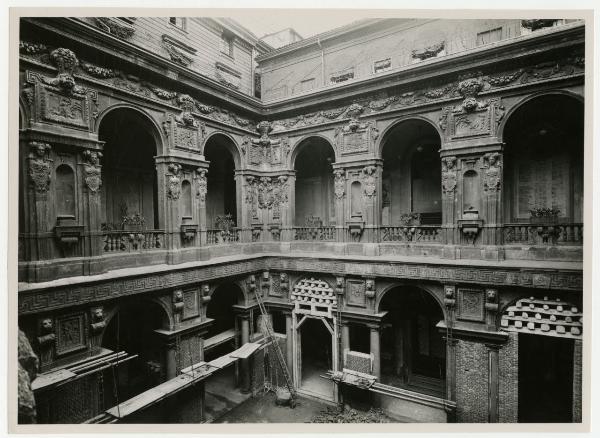 Milano - Palazzo Marino - Cortile - Lavori di consolidamento delle arcate con malta e mattoni durante la Seconda Guerra Mondiale