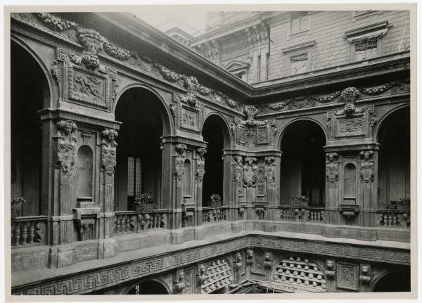 Milano - Palazzo Marino - Cortile - Lavori di consolidamento delle arcate con malta e mattoni durante la Seconda Guerra Mondiale