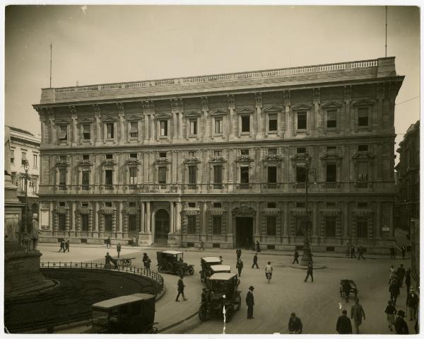 Milano - Palazzo Marino - Veduta animata della facciata su Piazza della Scala, autovetture, passanti, carretti