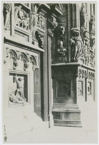 Milano - Duomo - Portale mediano sinistro, contrafforte centrale sinistro, telamone di Carlo Buzzi