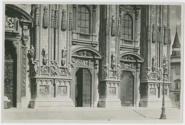 Milano - Duomo - Facciata, lato meridionale, portali laterali, lampione