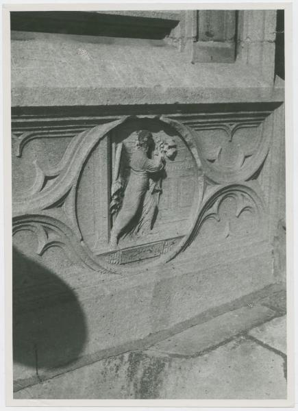 Scultura - Bassorilievo dell'Annunciazione - Arcangelo Gabriele annunciante - Milano - Duomo - Basamento