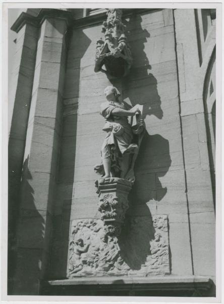 Scultura - Santa o sibilla su peduccio, sotto il peduccio bassorilievo con la Sacra Famiglia - Milano - Duomo