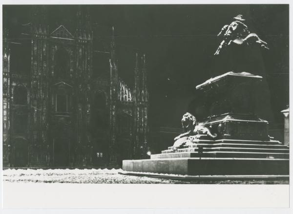 Milano - Piazza del Duomo - facciata del Duomo - Monumento equestre a Vittorio Emanuele II - neve - notturno