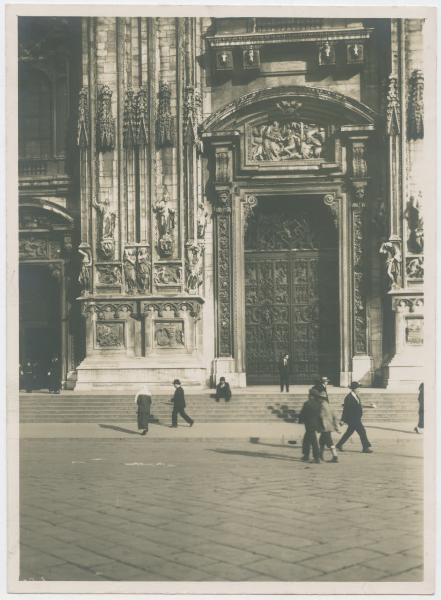 Milano - Duomo - Facciata col Portale centrale, passanti a piedi