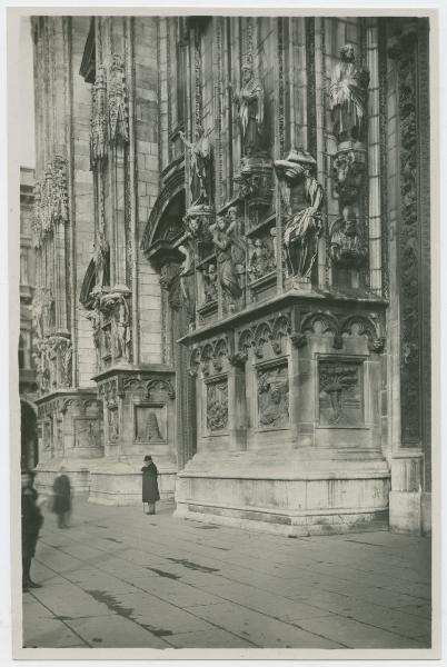 Milano - Duomo - Facciata col pilone sinistro del Portale centrale, passanti a piedi