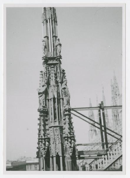 Milano - Duomo - Guglia su navata laterale e ponteggio