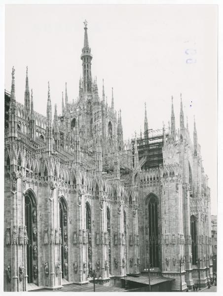 Milano - Duomo - Veduta laterale, transetto sud