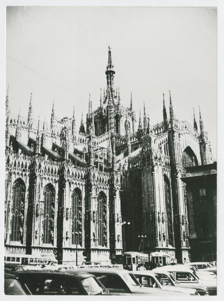 Milano - Duomo - Veduta laterale, transetto sud, automobili, tram, palazzo Reale