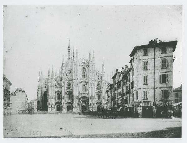 Milano - Piazza del Duomo - Veduta con l'isolato del Rebecchino a destra // tram a cavalli, carrozze; a destra insegne "camicie di flanelle", "parrucchiere e profumiere", a sinistra sul muro in fondo "Oro dell'Abissinia "