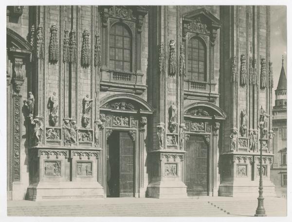 Milano - Duomo - Veduta della parte bassa della facciata coi portali laterali meridionali, campanile di San Gottardo in Corte