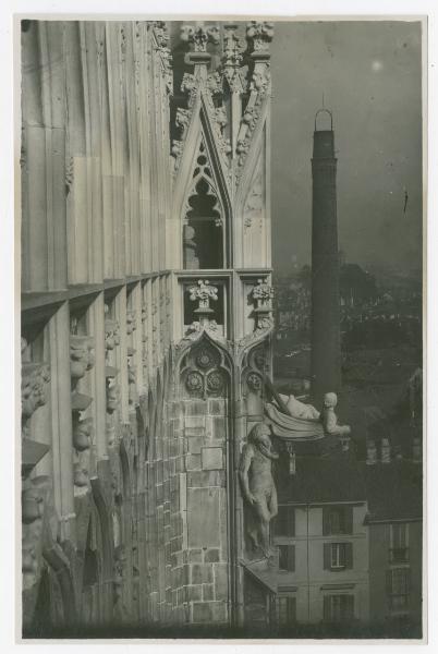 Scultura - Gigante n. 49 e doccione - Milano - Duomo - A destra visibile la ciminiera della centrale termoelettrica di via S. Radegonda