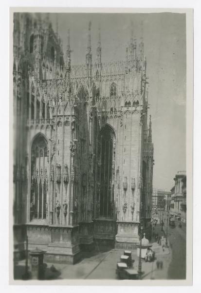 Milano - Duomo - Veduta dell'angolo nord-est del transetto, in basso chiosco di giornali, carrozze e tram