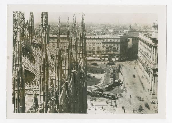Milano - Duomo - Veduta del transetto nord, in basso carosello dei tram in piazza Duomo (1881-1926), a destra ingresso della Galleria Vittorio Emanuele