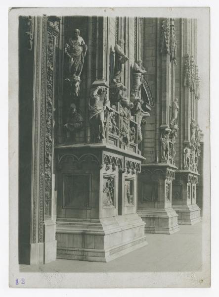 Milano - Duomo - Basamento dei tre pilastri di facciata tra il portale centrale e i portali meridionali