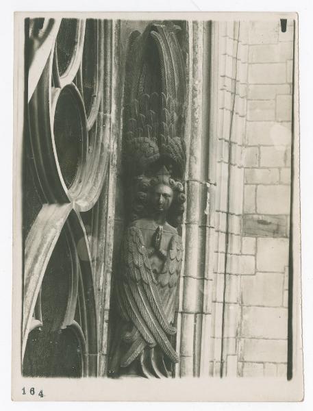 Scultura - Angelo cherubino - Milano - Duomo, finestrone centrale dell'abside