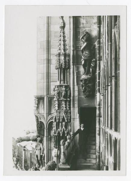 Milano - Duomo - Pasaggio sopra la testata nord del transetto, un uomo in piedi sulle scale (forse Luca Beltrami)