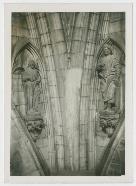 Scultura - Due statue non identificate all'interno di arconi - Milano - Duomo