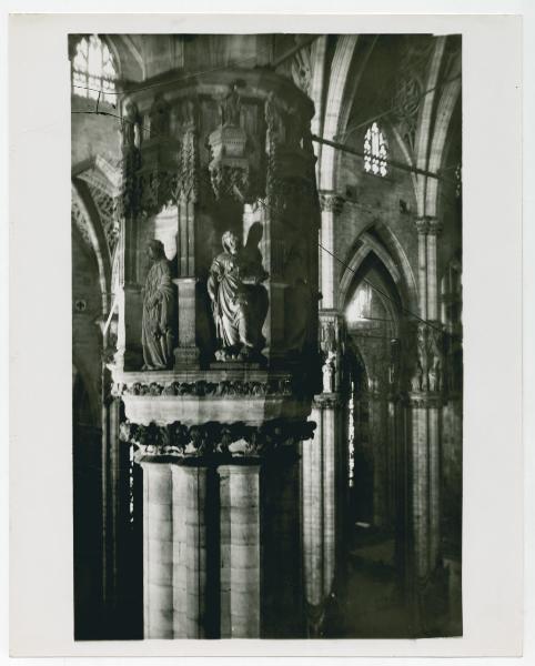 Scultura - Statue su pilone - Milano - Duomo, navata centrale