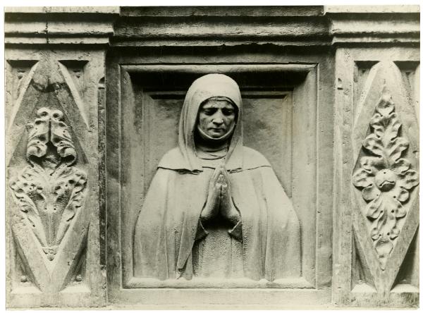 Scultura - Bassorilievo con Santa Caterina da Siena, Niccolò dell'Arca, sec. XV - Bologna - S. Petronio, finestrone del lato orientale